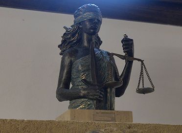 Abogada M.ª Francisca Domínguez García busto de justicia